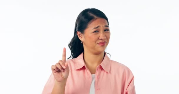 フェイス フローリング スタジオの女性 指がない 警告またはホワイトバックグラウンドで絵文字のジェスチャーを停止 肖像画 アジアの女性モデル 決定または間違った選択のための手投票 — ストック動画