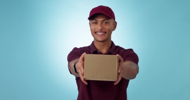 演播室和快乐人送货箱 用于物流工作 快递或商业邮寄服务 以蓝色为背景的肖像 包装分发和个人订购单 包裹或商品 — 图库视频影像
