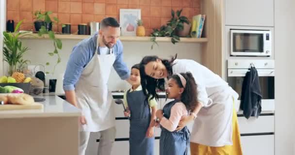 Ouders Kinderen Dansen Tijdens Het Koken Keuken Met Voorbereiding Voor — Stockvideo