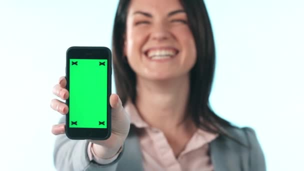 商业女性或绿色屏幕的电话广告空间 报名或跟踪标记在工作室 在白色背景下 人物形象 双手和快乐的工作者展示手机模型 新闻或交易 — 图库视频影像