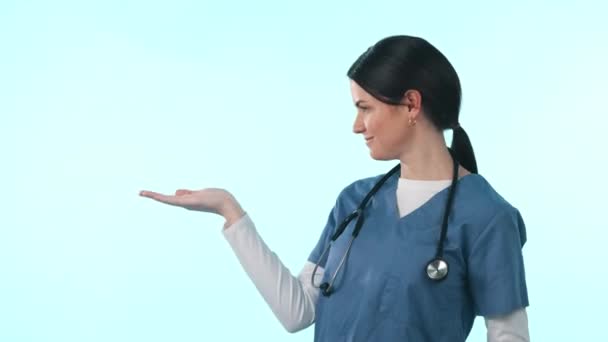 Lekarz Wskazuje Kciuki Górę Lub Twarz Szczęśliwej Kobiety Przez Makietę — Wideo stockowe