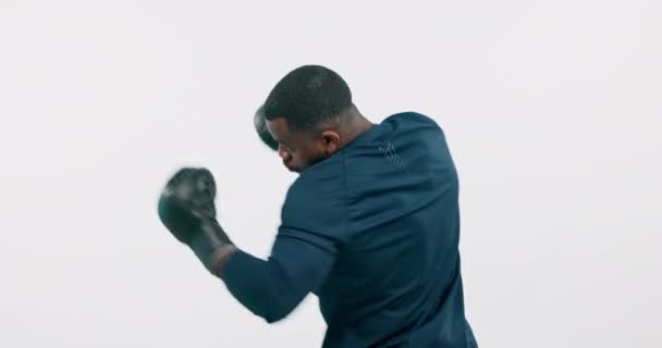 トレーニング トレーニング 戦いのためのスタジオで男性と運動 ボクシング フィットネス 黒人男性アスリートやボクサー ホワイトバックグラウンドの手袋 パワーパンチパフォーマンス — ストック動画