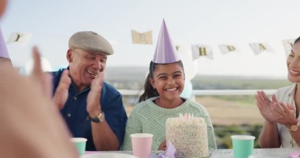Szülinapi Buli Boldog Emberek Tapsolnak Lánynak Hogy Gyertyát Fújjon Tortájára — Stock videók