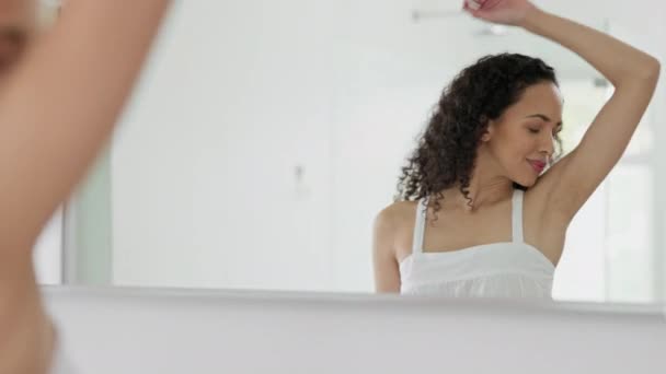 Mulher Feliz Cuidados Com Pele Sorriso Para Higiene Cheiro Axila — Vídeo de Stock