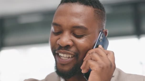 Biznes Czarny Mężczyzna Telefon Zegarkiem Smartfon Rozmowa Sieciowa Biurze Szczęśliwy — Wideo stockowe