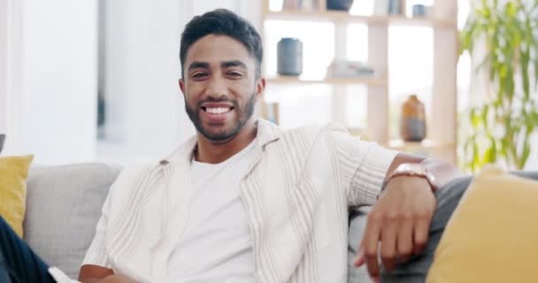 Gesicht Lächeln Und Mann Entspannen Sich Auf Dem Sofa Für — Stockvideo