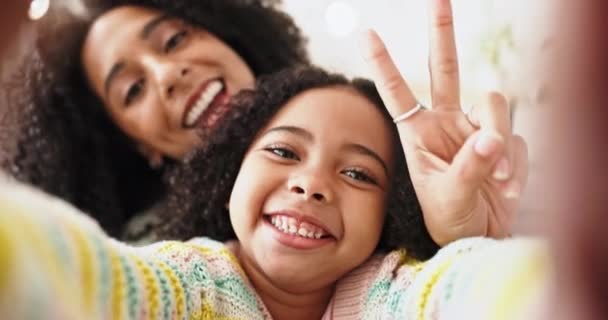 ソーシャルメディア写真 面白い顔 キス用の平和サインと自宅のセルフィー 母と娘 少女の子供と一緒に笑顔アプリで漫画のプロフィール画像 幸せと愛 — ストック動画