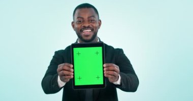 Stüdyoda internet, internet ve mavi arkaplan için yeşil ekran ve tablet modeli var. İşaretleyiciler, reklamlar veya uygulama incelemeleri için teknolojisi olan profesyonel siyahi bir erkek..