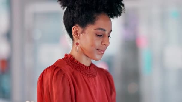 Yönetim Sekreterlik Kariyeri Için Çalışan Siyah Bir Kadının Mutlu Kurumsal — Stok video
