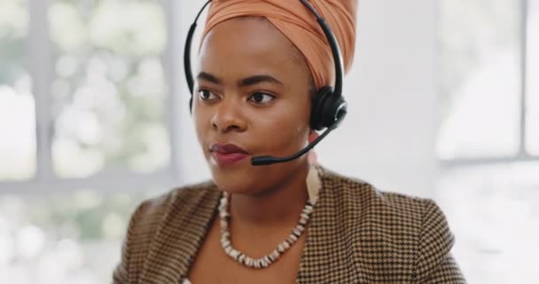 客户服务和黑人妇女在呼叫中心咨询办公室 电话推销 在线支助或妇女销售代理人 顾问和员工在通信 谈话或在话筒上讲话 — 图库视频影像