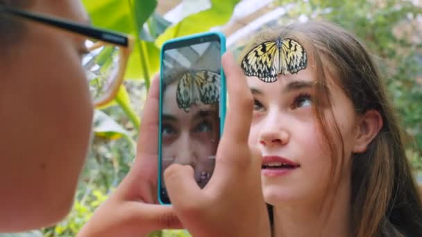 Chicas Amigas Mariposas Fotos Teléfono Jardín Parque Naturaleza Aventura Aprendizaje — Vídeo de stock