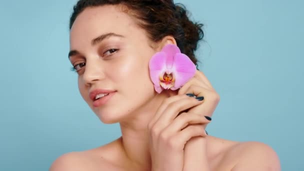 Skincare Bellezza Viso Donna Con Fiore Sfondo Blu Benessere Cura — Video Stock