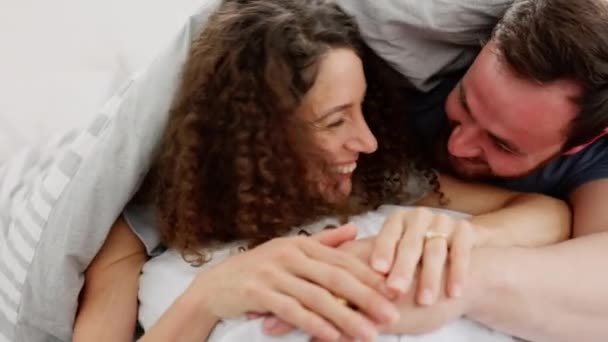 Lieben Lachen Und Schlafen Mit Einem Paar Bett Scherzen Oder — Stockvideo