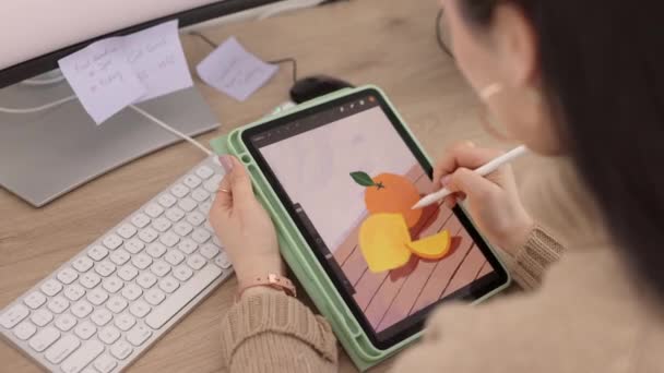 Grafikus Tervező Kreatív Rajz Digitális Tabletta Segítségével Toll Gyümölcs Illusztrációja — Stock videók