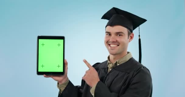 스튜디오에서 학습을위한 졸업생 엄지손가락 태블릿 프레젠테이션 파란색 배경에 디지털 마커에 — 비디오