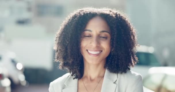 Mulher Negócios Sorriso Pessoa Livre Luz Sol Cidade Sentindo Feliz — Vídeo de Stock