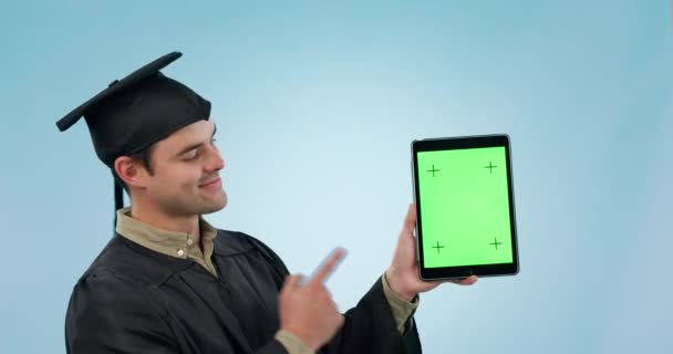 Absolvent Student Palce Nahoru Tablet Zelené Obrazovky Nebo Prezentace Pro — Stock video