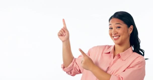 Щаслива Азіатська Жінка Вказуючи Рекламний Список Маркетинговій Інформації Фоні Студії — стокове відео