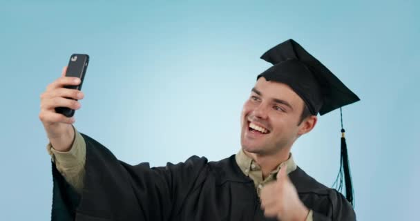 Graduation Homme Selfie Avec Sourire Pouces Levés Réalisation Objectif Apprentissage — Video