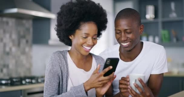 Zuhause Kontakt Und Schwarzes Paar Mit Smartphone Liebe Und Verbindung — Stockvideo