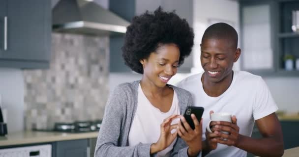 Σπίτι Μιλάμε Και Μαύρο Ζευγάρι Κινητό Αγάπη Και Σύνδεση Μέσα — Αρχείο Βίντεο