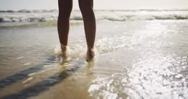 Ταξίδι Περπάτημα Και Πόδια Στο Νερό Από Την Παραλία Για — Αρχείο Βίντεο