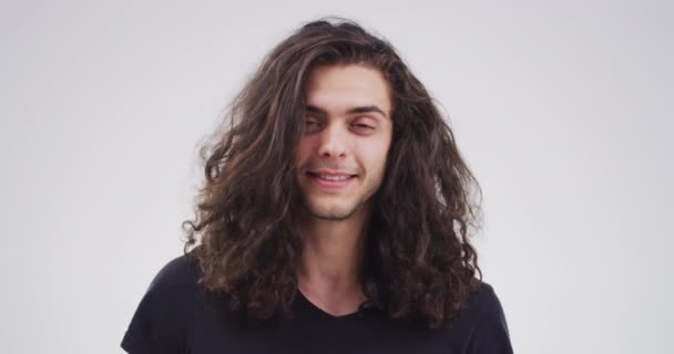 Gülümseyen Bir Adamın Portresi Sizi Işaret Ediyor Stüdyoda Işe Alma — Stok video
