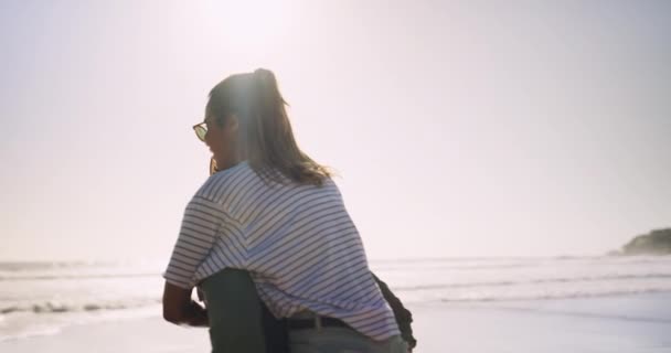 Pár Obejmout Pláži Cestovat Důvěrou Venkovní Intimita Podpora Láskou Dovolenou — Stock video