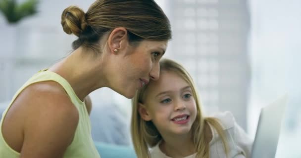 Apprendre Mère Enfant Avec Tablette Sur Canapé Maison Détendre Avec Vidéo De Stock