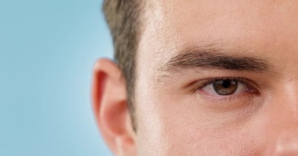 Detailní Záběr Oko Muž Viděním Zdraví Optometrie Sítnicí Modrém Pozadí — Stock video