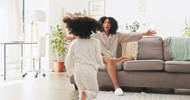 Cinta Memeluk Dan Ibu Dengan Anaknya Sambil Bersantai Sofa Ruang — Stok Video