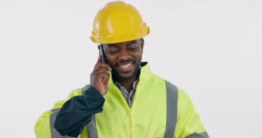 Sanayi, telefon görüşmesi ve stüdyoda müşteriyle iletişim kurmak için çalışan bir inşaat işçisi. Mutlu, gülümseyen ve Afrikalı endüstriyel müteahhit cep telefonuyla beyaz arka planda konuşuyor..