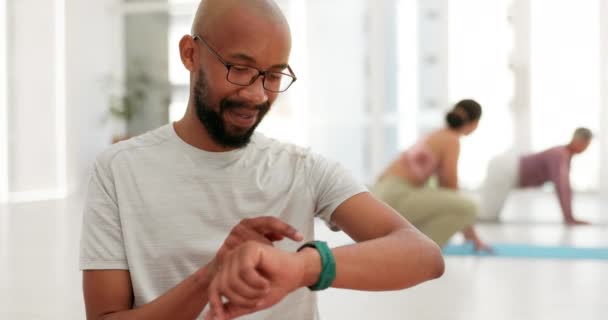 Check Smart Watch Black Man Fitness Success Performance Achievement Yoga — Stock Video