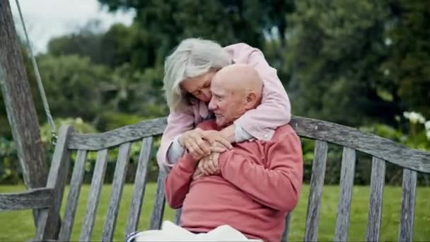 Aşk Sarılma Bahçede Yaşlı Bir Çift Mutlu Bir Sabah Geçirin — Stok video