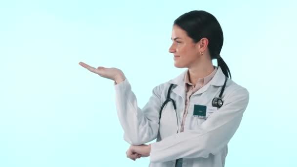 Doktor Mutlu Stüdyo Kadını Tıbbi Bilgiler Için Hareketi Hastane Tanıtımı — Stok video