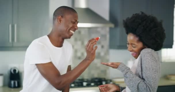 Man Vrouw Liefde Met Aardbei Keuken Met Room Voeding Romantiek — Stockvideo