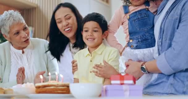 Szczęśliwa Rodzina Mały Chłopiec Przytulić Tort Urodzinowy Uroczystości Lub Świece — Wideo stockowe