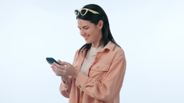 Счастливая Женщина Печатающая Смартфоне Студии Социальных Сетях Интернет Знакомствах Изолирована — стоковое видео