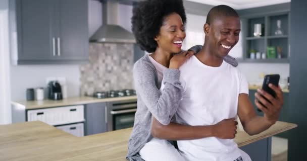 Σπίτι Αστείο Και Μαύρο Ζευγάρι Smartphone Αγάπη Και Σύνδεση Μέσα — Αρχείο Βίντεο