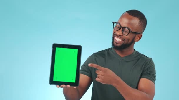 Mão Tela Verde Apontando Para Tablet Com Homem Negro Estúdio — Vídeo de Stock