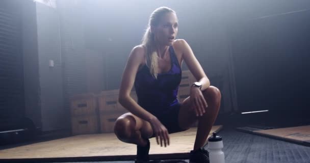 Femme Fitness Pause Entraînement Exercice Cardio Intense Musculation Gymnase Femme — Video