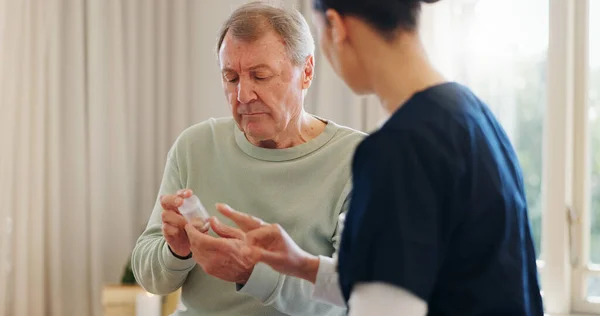 Comprimidos Garrafa Homem Velho Enfermeiro Explicar Informações Sobre Produto Medicamentos — Fotografia de Stock
