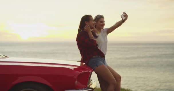 Playa Selfie Amigas Viaje Por Carretera Con Coche Para Unir — Vídeos de Stock