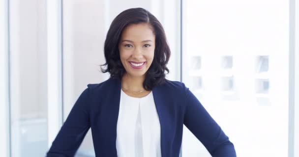Corporate Advokat Arme Krydsede Kvinde Erhvervslivet Med Smil Ansigt Selvsikker – Stock-video