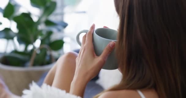 Gondolkodás Mosoly Vagy Kávézás Otthon Nappali Béke Vagy Pihenés Egészség — Stock videók