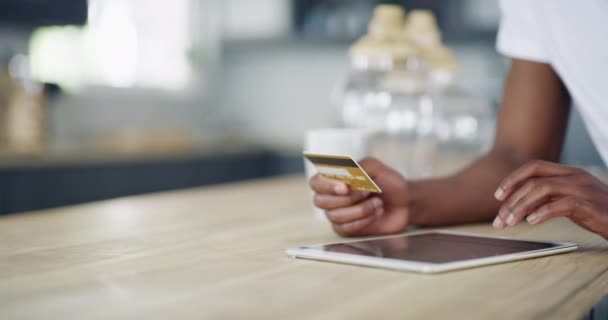 Kişi Tablet Elleri Kredi Kartı Daktilo Internet Bankacılığı Evdeki Mutfak — Stok video
