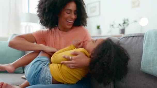 Feliz Cócegas Mãe Com Criança Menina Sofá Rindo Brincando Sua — Vídeo de Stock