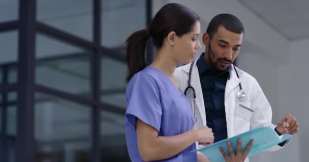 Artsen Verpleegkundigen Folder Voor Teamwork Planning Beheer Van Documenten Patiëntenkaarten — Stockvideo