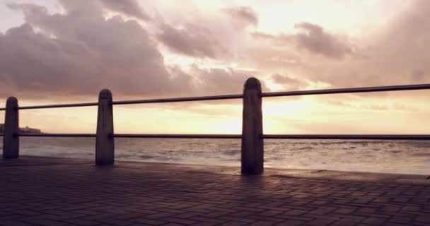 Vrouw Zonsondergang Silhouet Met Loper Het Strand Voor Fitness Snelheid — Stockvideo