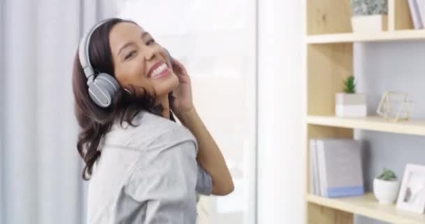 Kobieta Tańcząca Słuchawkami Słuchająca Muzyki Domu Energii Wolności Rozrywką Szczęście — Wideo stockowe
